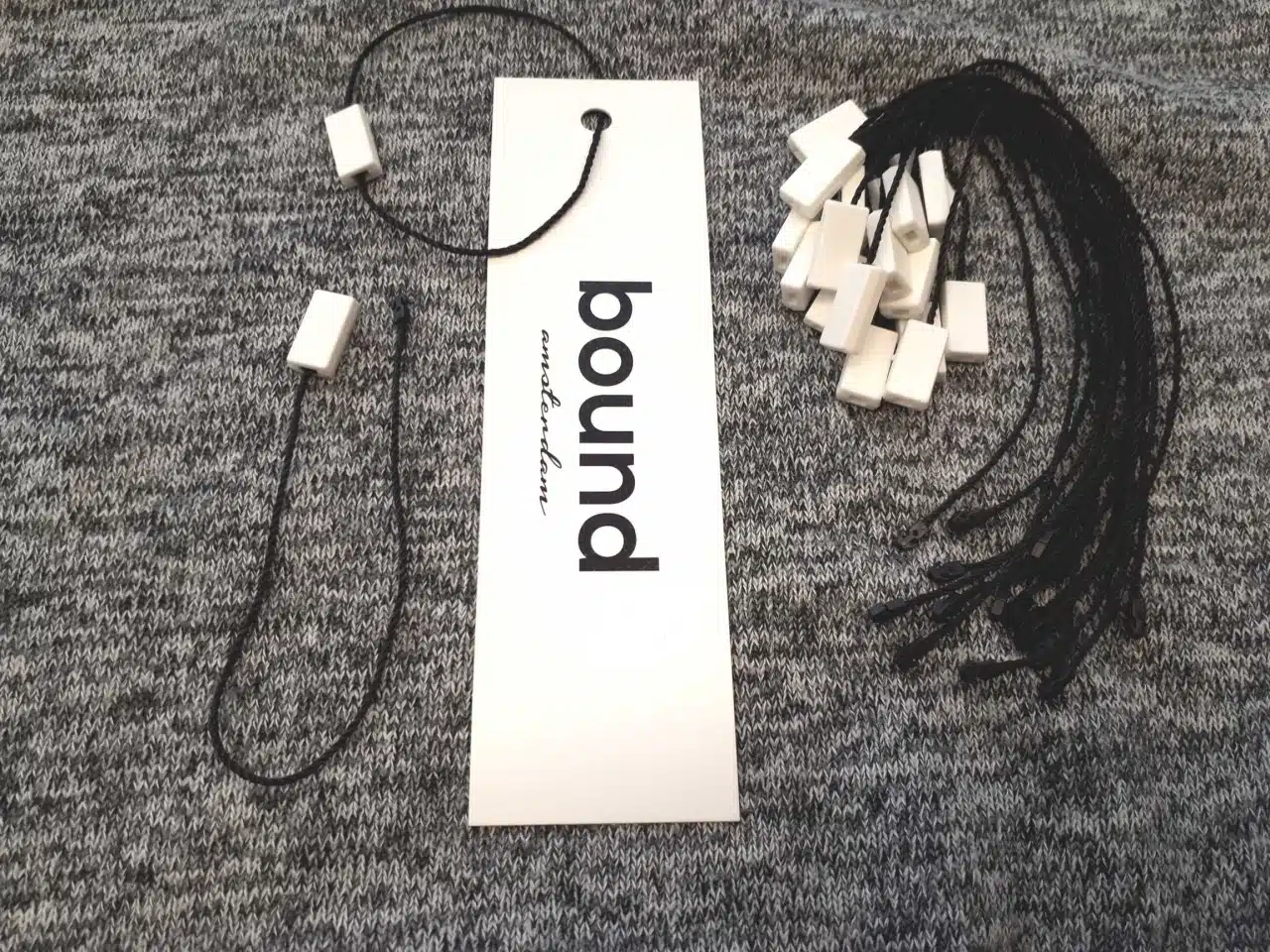 DUO wit klikboxen met zwart touwtje van 160mm lang - verpakt per 1000 stuks