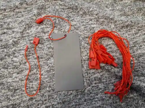Rode koordjes voor hangtags