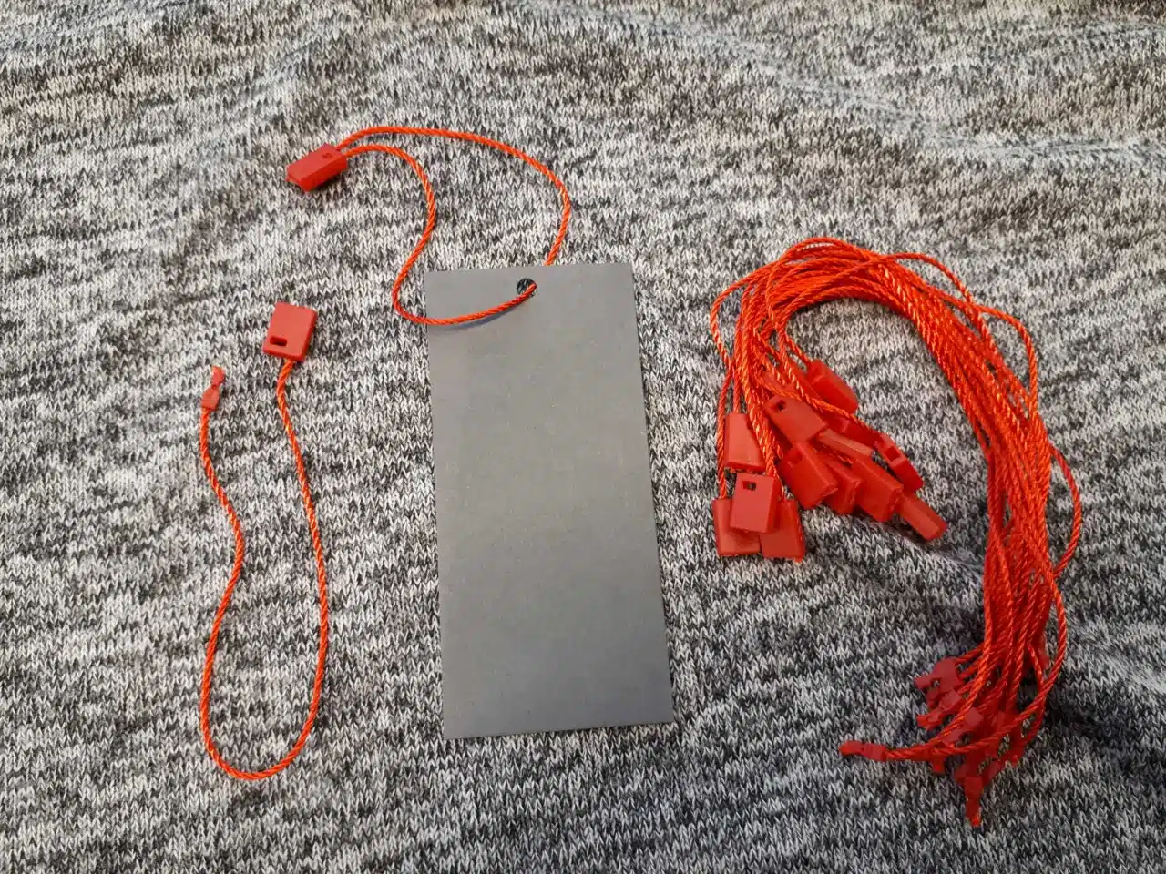 Rode koordjes voor hangtags